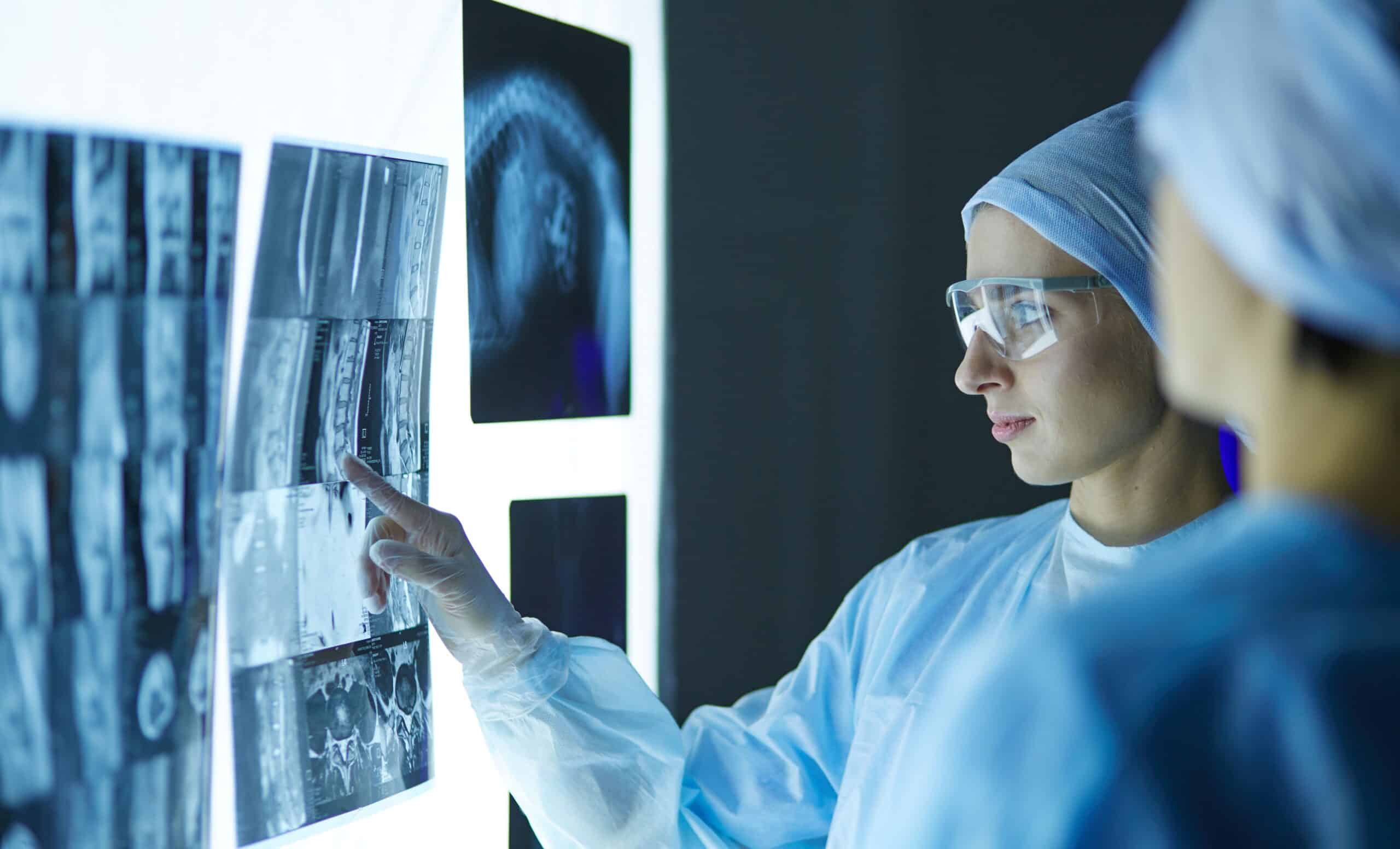Ärztin analysiert Wirbelsäulenaufnahmen – Schmerzursachen erkennen und verstehen durch radiologische Diagnostik